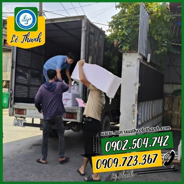 Giao các bao băng keo in logo cho khách Giao các bao băng keo in logo cho khách