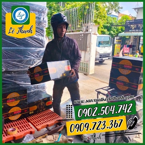 Giao thùng băng keo chống dột mái ngói Giao thùng băng keo chống dột mái ngói