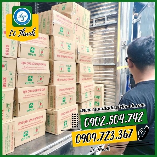 giao các thùng màng bọc Mango cho khách giao các thùng màng bọc Mango cho khách
