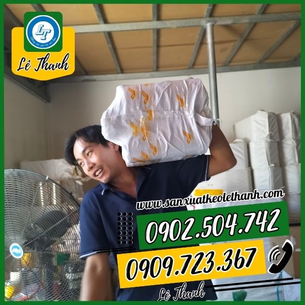 Giao băng keo in logo cho khách Giao băng keo in logo cho khách