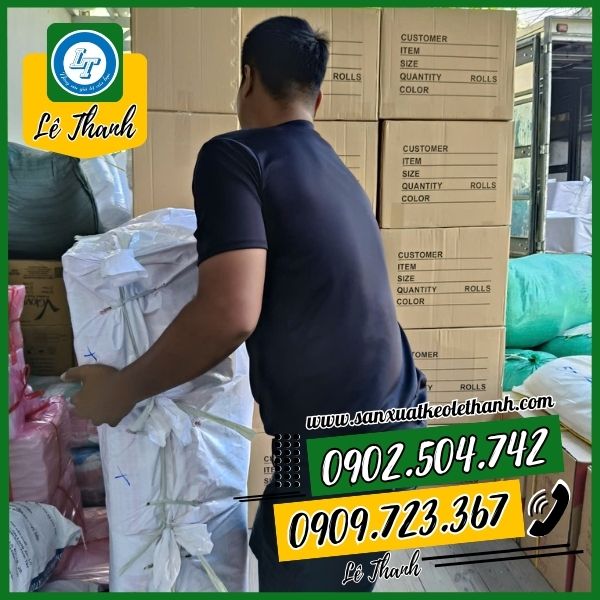 Lê Thanh giao băng keo cho khách Lê Thanh giao băng keo cho khách