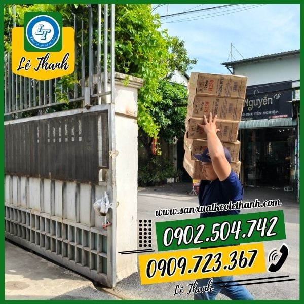 Giao các thùng giấy bạc nướng cho khách Giao các thùng giấy bạc nướng cho khách