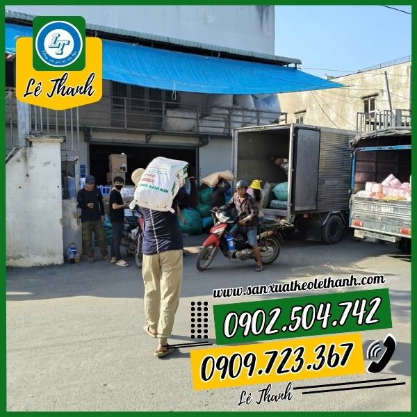 Hoạt động giao màng co bọc giỏ quà Hoạt động giao màng co bọc giỏ quà