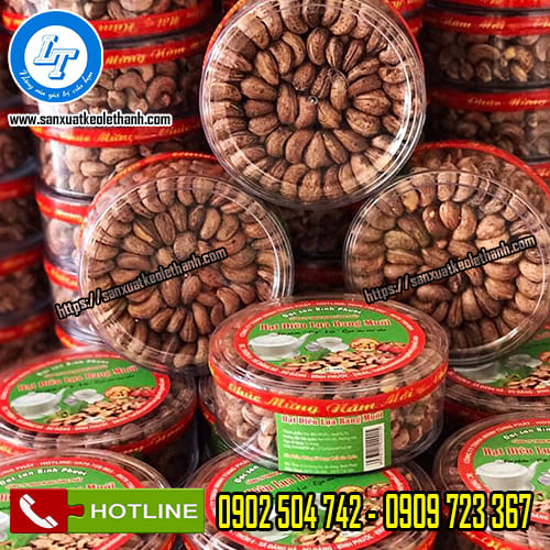 Băng dính chúc mừng năm mới được dán trên các hộp hạt điều