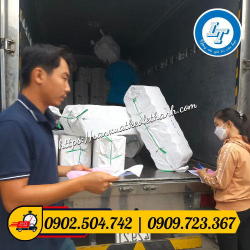 Giao băng keo văn phòng phẩm cho khách Giao băng keo văn phòng phẩm cho khách