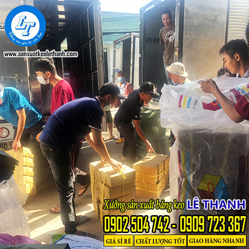 Giao hàng băng keo đá gà cho khách