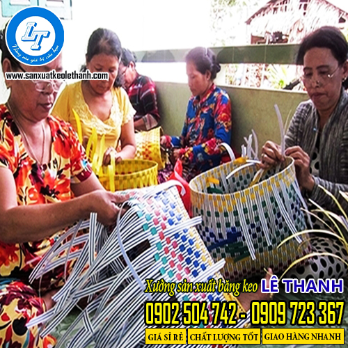 Nghề đan giỏ bằng dây đai mang lại nguồn thu nhập cho người dân