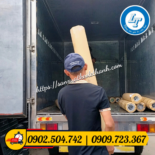 Giao các cuộn màng chống trầy cho khách Giao các cuộn màng chống trầy cho khách