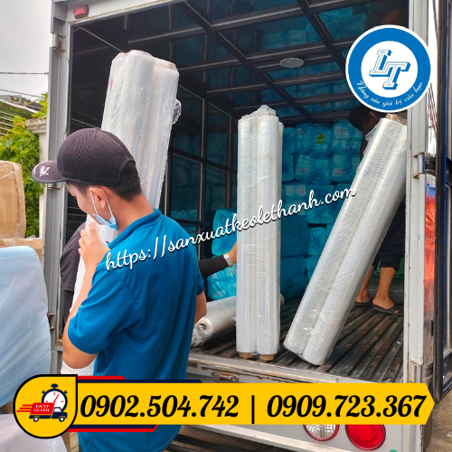 Giao các cuộn màng pe công nghiệp Giao các cuộn màng pe công nghiệp