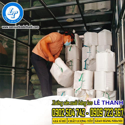 Giao hàng băng keo cuộn cho khách