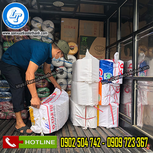 Giao hàng băng keo cho khách