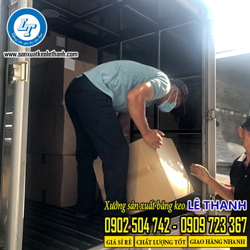 Giao hàng dây treo mác quần áo