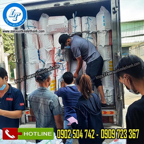 Giao sỉ băng keo chúc mừng năm mới cho khách