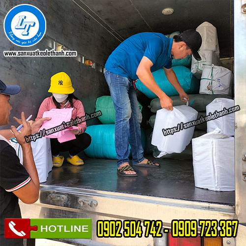 Giao sỉ cuộn băng keo dán nền vàng Giao sỉ cuộn băng keo dán nền vàng