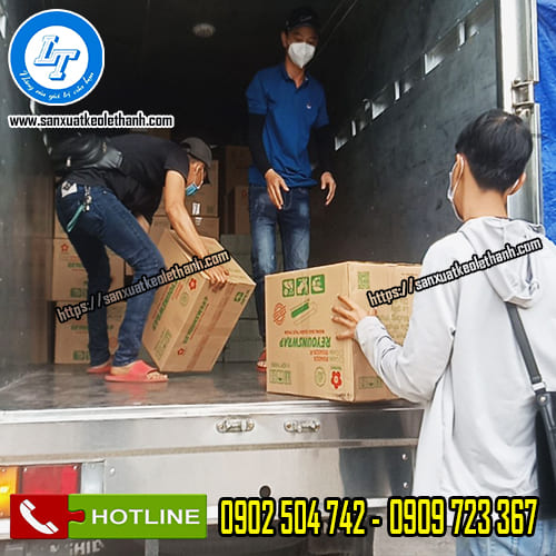 Giao hàng màng bọc thực phẩm cho khách