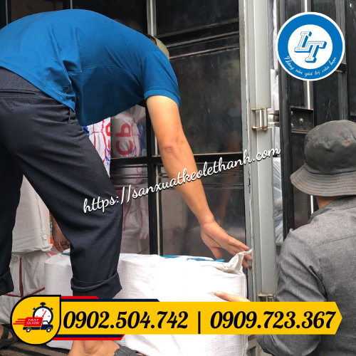 Hoạt động giao hàng băng keo trong tại lê thanh Hoạt động giao hàng băng keo trong tại lê thanh