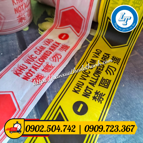 Bề mặt của băng rào được in chữ và hình ảnh Bề mặt của băng rào được in chữ và hình ảnh