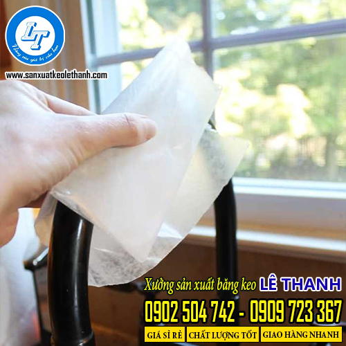 Sử dụng giấy nến để làm sạch vòi nước