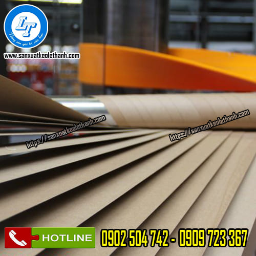Quấn từng lớp giấy tạo thành lõi giấy cứng cáp