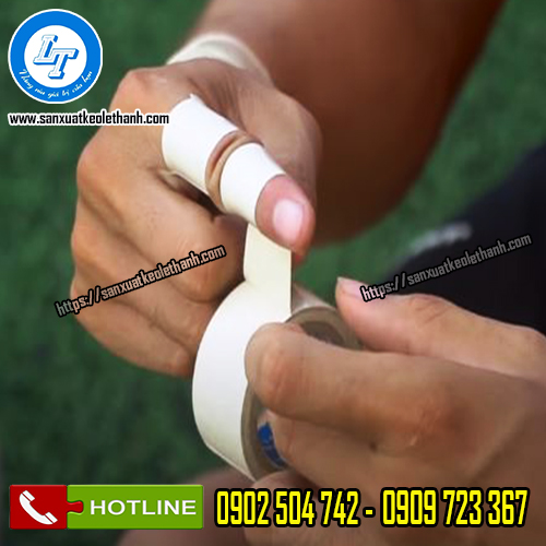 Sử dụng băng keo đá bóng ở khớp ngón tay Sử dụng băng keo đá bóng ở khớp ngón tay