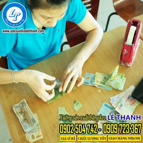 Sử dụng băng keo để dán tiền rách