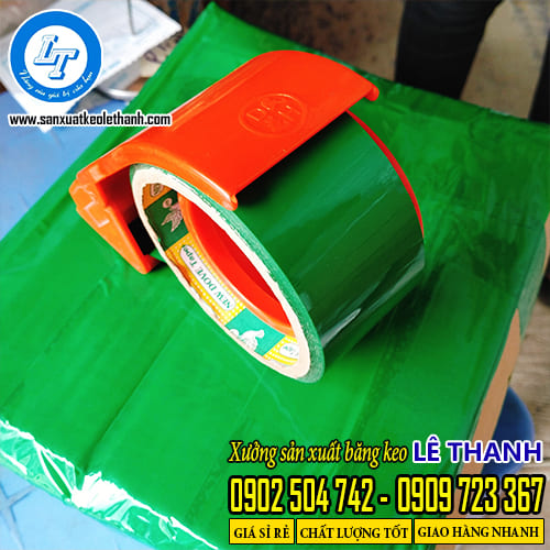 Sử dụng băng keo xanh lá để dán hàng hóa