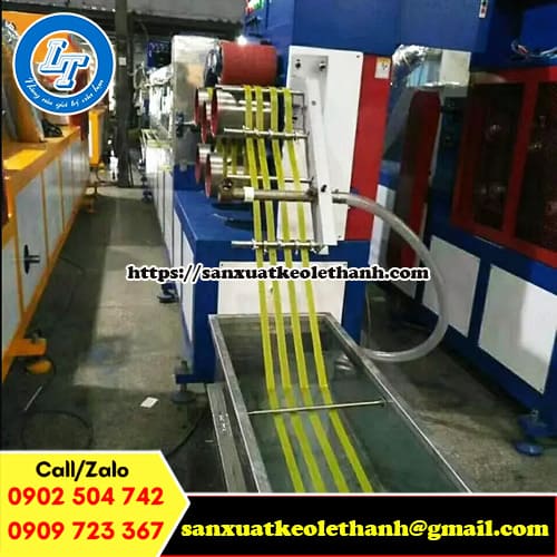 Từ các hạt nhựa nóng chảy tạo thành sợi đai dẹt Từ các hạt nhựa nóng chảy tạo thành sợi đai dẹt