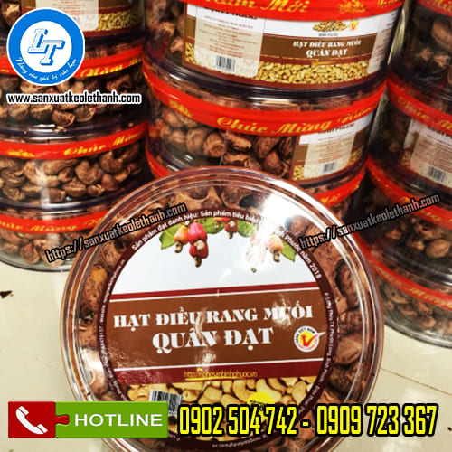 Băng keo Chúc mừng năm mới được dán trên các hộp bánh mứt