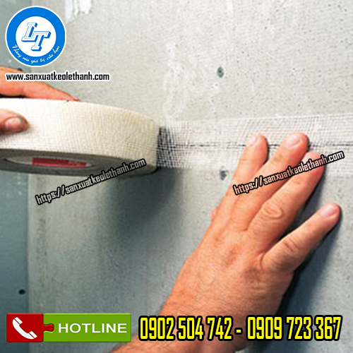 Vá vết nứt tường trần thạch cao bằng băng keo lưới Vá vết nứt tường trần thạch cao bằng băng keo lưới