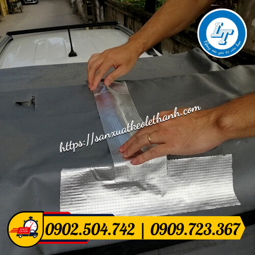 Vá bạt rách bằng băng keo chống dột Vá bạt rách bằng băng keo chống dột