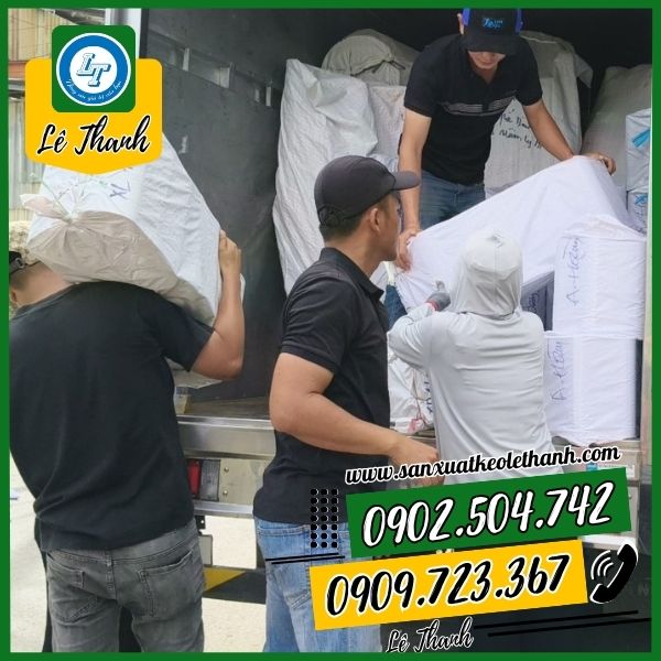 Lê Thanh giao các bao băng keo 2 mặt cho khách Lê Thanh giao các bao băng keo 2 mặt cho khách