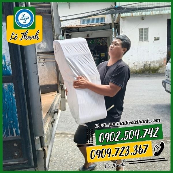 Lê Thanh giao các bao băng keo simili cho khách