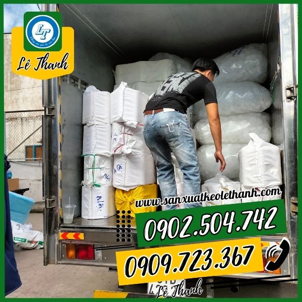 Lê Thanh giao hàng cho khách Lê Thanh giao hàng cho khách