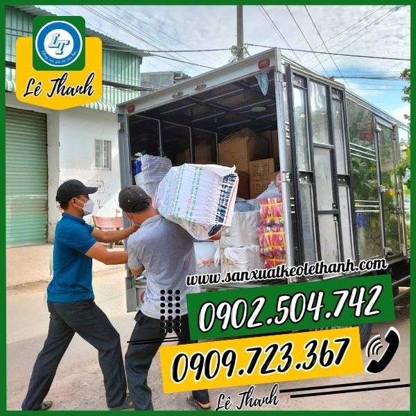 Lê Thanh hổ trợ giao hàng cho khách Lê Thanh hổ trợ giao hàng cho khách