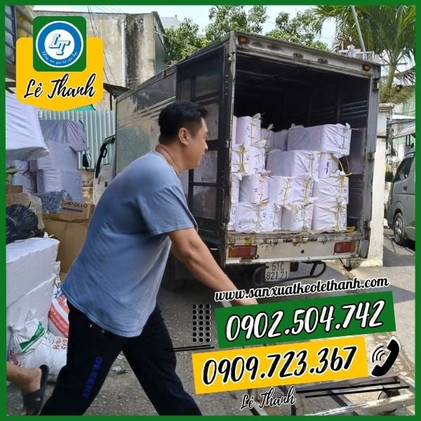 Lê Thanh giao băng keo cho khách Lê Thanh giao băng keo cho khách