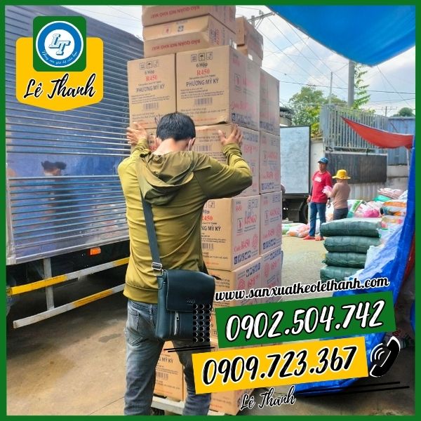 Lên đơn giấy nến cho khách Lên đơn giấy nến cho khách