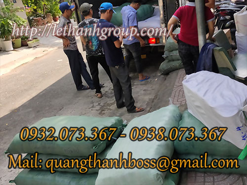 chuẩn bị giao hàng găng tay cho khách chuẩn bị giao hàng găng tay cho khách