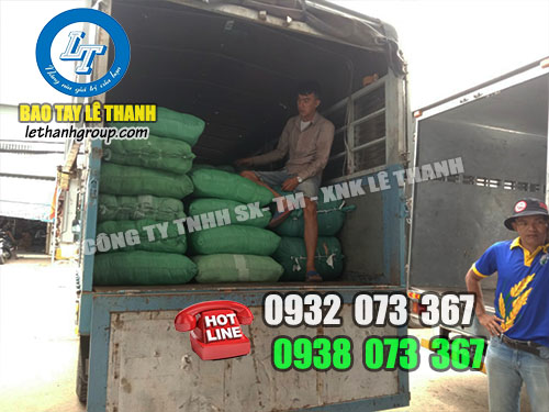 Lên hàng bao tay giao cho khách Lên hàng bao tay giao cho khách