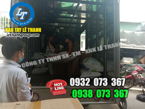 Lên hàng bao tay giao cho khách Lên hàng bao tay giao cho khách