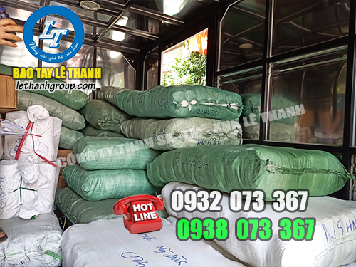 Đưa hàng lên xe giao cho khách hàng Giao hàng cho khách