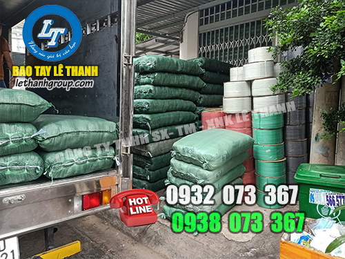 Hàng chuẩn bị đưa lên xe tải giao cho khách Giao hàng cho khách