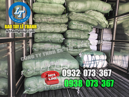 Đưa hàng lên xe tải giao hàng cho khách Giao hàng cho khách