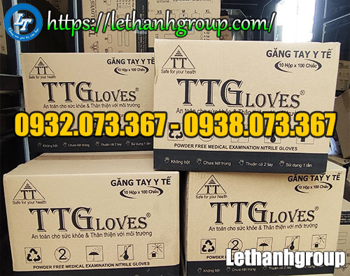 đưa hàng găng tay y tế lên xe tải giao hàng cho khách thung-gang-tay-y-te