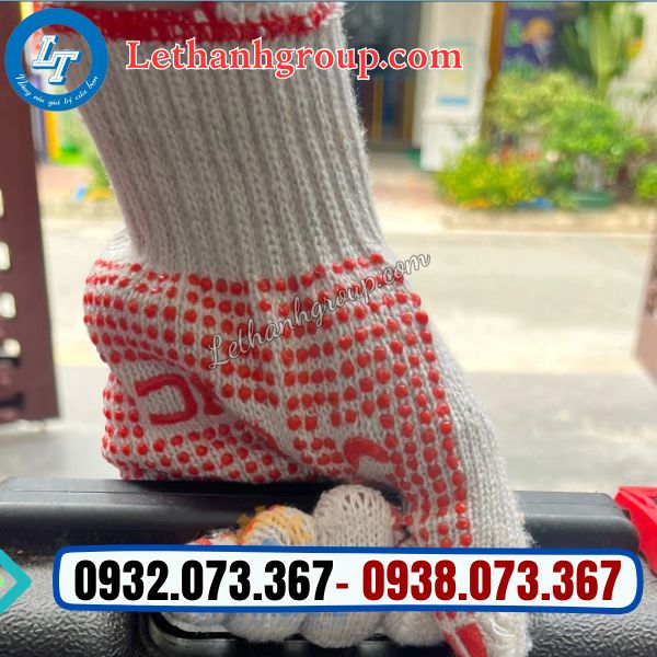 ứng dụng găng tay len phủ hạt nhựa đỏ