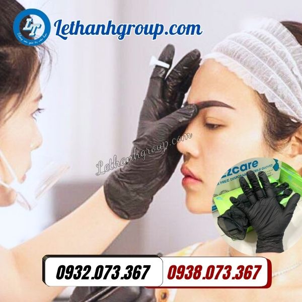 ứng dụng găng tay y tế đen tron phun xăm thẩm mỹ