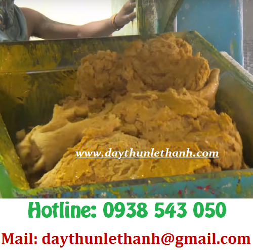 CÁC NGUYÊN LIỆU ĐƯỢC CHO VÀO NHÀO CÙNG NHAU
