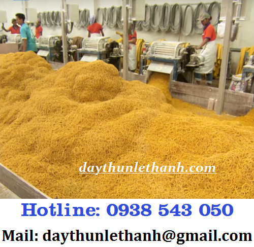 CAO SU ĐƯỢC ĐƯA VÀO MÁY CẮT ĐỂ TẠO THÀNH DÂY THUN