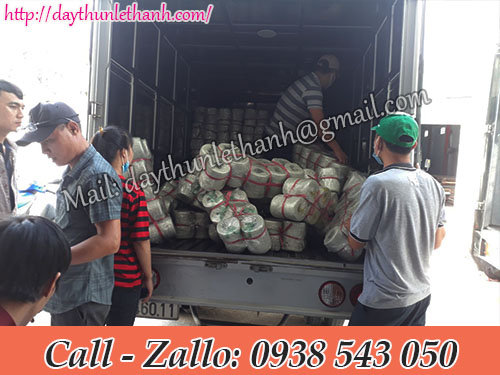 Nhân viên đang bốc hàng lên xe giao cho khách Nhân viên đang bốc hàng lên xe giao cho khách