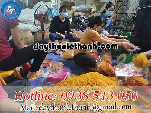 Khâu đóng thun giao hàng cho khách tại công ty Lê Thanh Khâu đóng thun giao hàng cho khách