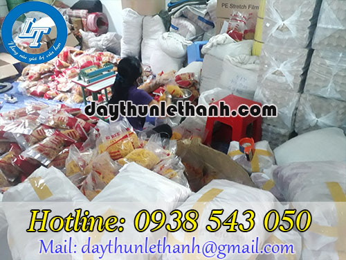 Khâu đóng thun vào bịch nhỏ cho khách tại xưởng Khâu đóng thun vào bịch nhỏ tại xưởng